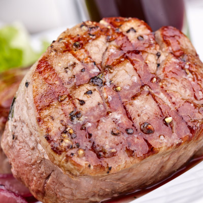 Médaillons de boeuf grillés à la thaï, salade de haricots et mesclun d’herbes