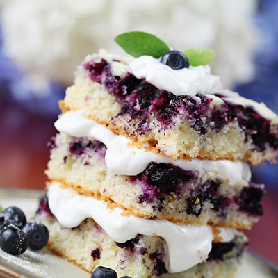 Gâteau à la vanille aux petits fruits des champs et crème fouettée