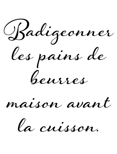 Badigeonner les pains de beurres maison avant la cuisson.