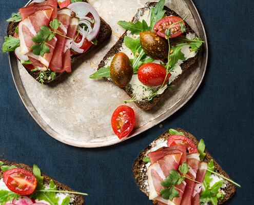 Tartine au fromage de chèvre, prosciutto et coeurs d'artichaut