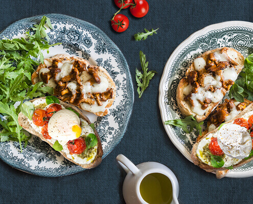 Tartines aux champignons épicés et au fromage fontina