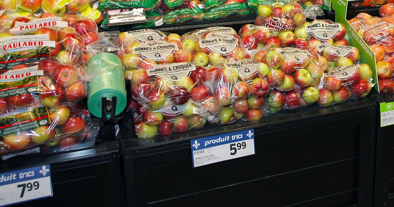 Photo d'étiquettes de prix des Produit d'ici dans l'étal des fruits et légumes