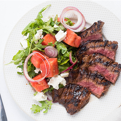 Steak avec salade de melon d'eau garnie de feta émietté