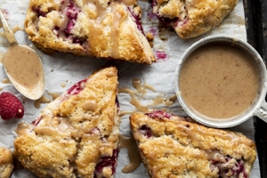 Scones aux framboises et caramel salé à l'érable