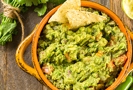 Prepare a guacamole: serve immediatly - with nachos