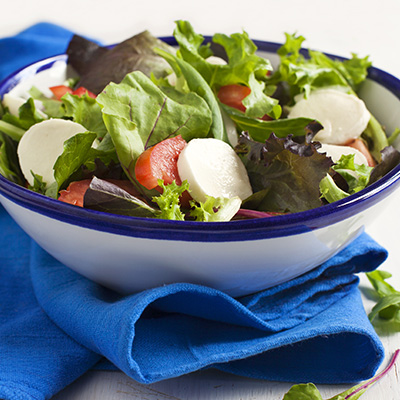 Salade panachée aux bocconcinis marinés dans la vinaigrette aux noisettes