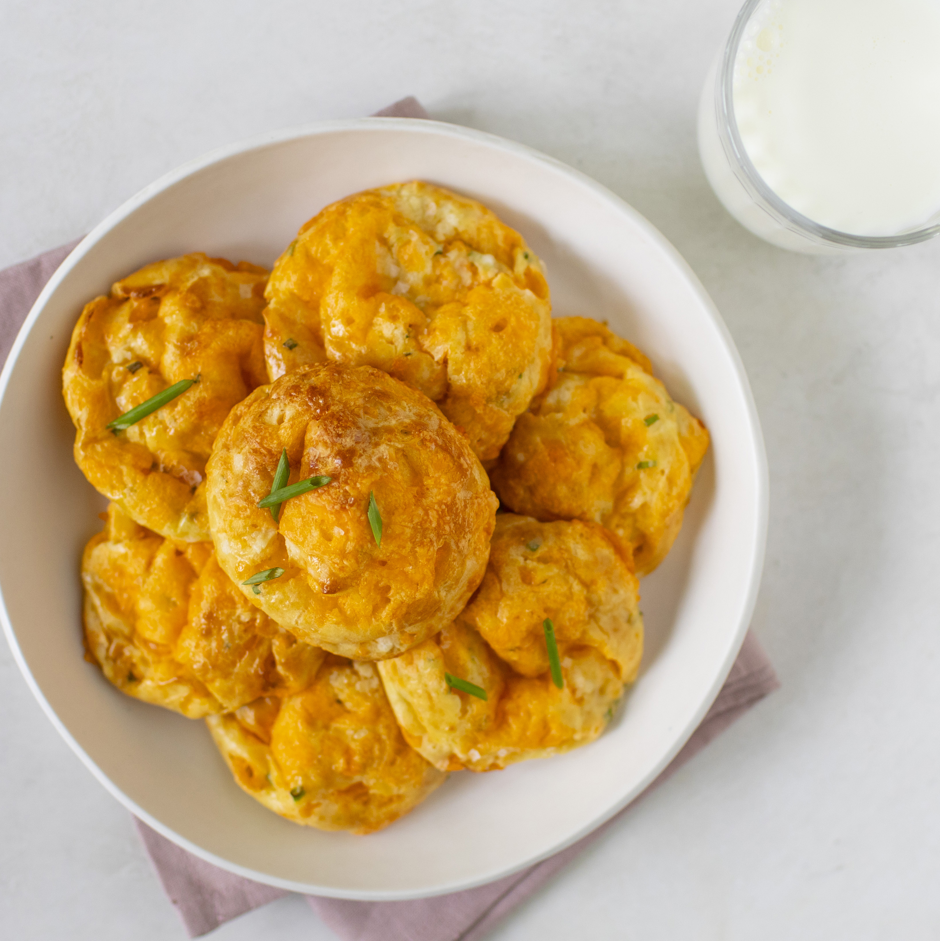 Gougères au cheddar, ail et ciboulette