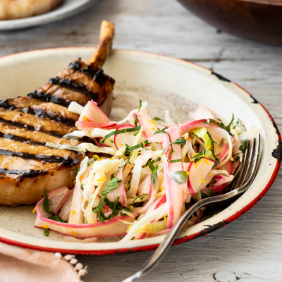 Côtelettes de porc et salade de rhubarbe