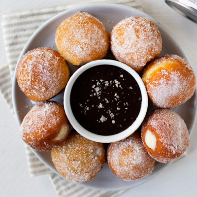 Pain d'épices Bomboloni avec sauce au chocolat mexicaine