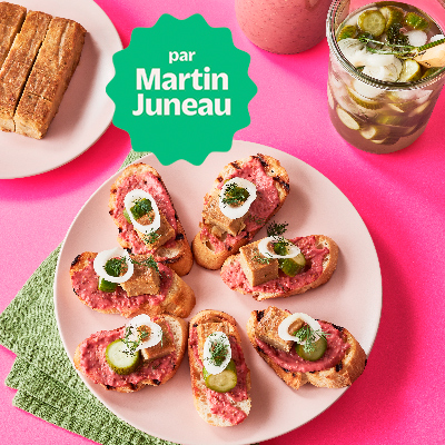 Petits canapés de croûtons grillés au végépâté