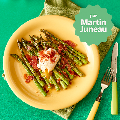 Grilled asparagus salad with poached egg and crispy ham