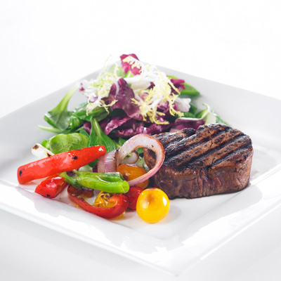 Tournedos de boeuf bardé , sauté de tomates cerises, poivrons et oignons rouges