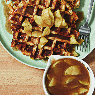 Gaufres aux pommes, au bacon et aux œufs avec sirop de pommes épicé